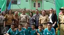 Gubernur DKI Jakarta, Basuki Tjahaja Purnama (tengah) didampingi perwakilan, Teddy Hartono,  Prawitya Soemadijo, Debora Tjandrakusuma dan Dien Emawati saat meresmikan RPTRA Marunda, Cilincing, Jakarta (18/10). (Liputan6.com/Istimewa)
