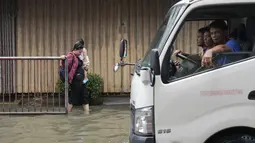 Di Kota Valenzuela, hujan deras memicu banjir selokan di area yang sama yang dilaporkan kemarin, khususnya di Jalan G. Lazaro, Arkong Bato, Daladanan, dan Mac arthur hi-way. (AP Photo/Aaron Favila)