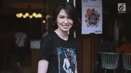 Aktris Laura Basuki berpose saat sesi foto usai jumpa pers film Terbang Menembus Langit dikawasan Jakarta, Senin (16/4). Film tersebut diambil dari kisah nyata perjuangan hidup putra Tarakan, Kalimantan Utara. (Liputan6.com/Faizal Fanani)