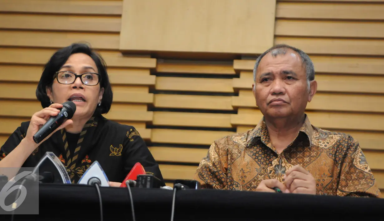 Menkeu Sri Mulyani (kiri) memberikan keterangan pers di KPK terkait OTT Ditjen Pajak, Jakarta, Selasa (22/11). KPK mengamankan uang 148,500,000 Dolar Amerika atau senilai 1,9 milyar dalam OTT tersebut. (Liputan6.com/Helmi Afandi)