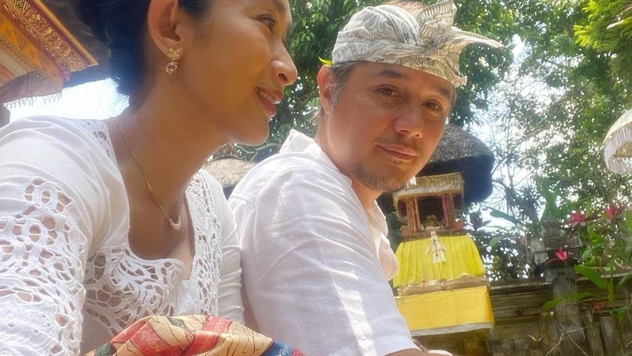 Sempat Culture Shock Saat Menikah, Ini 8 Potret Happy Salma dan Tjok Gus yang Ternyata Bangsawan - Kaget Dikado Bebek Hidup