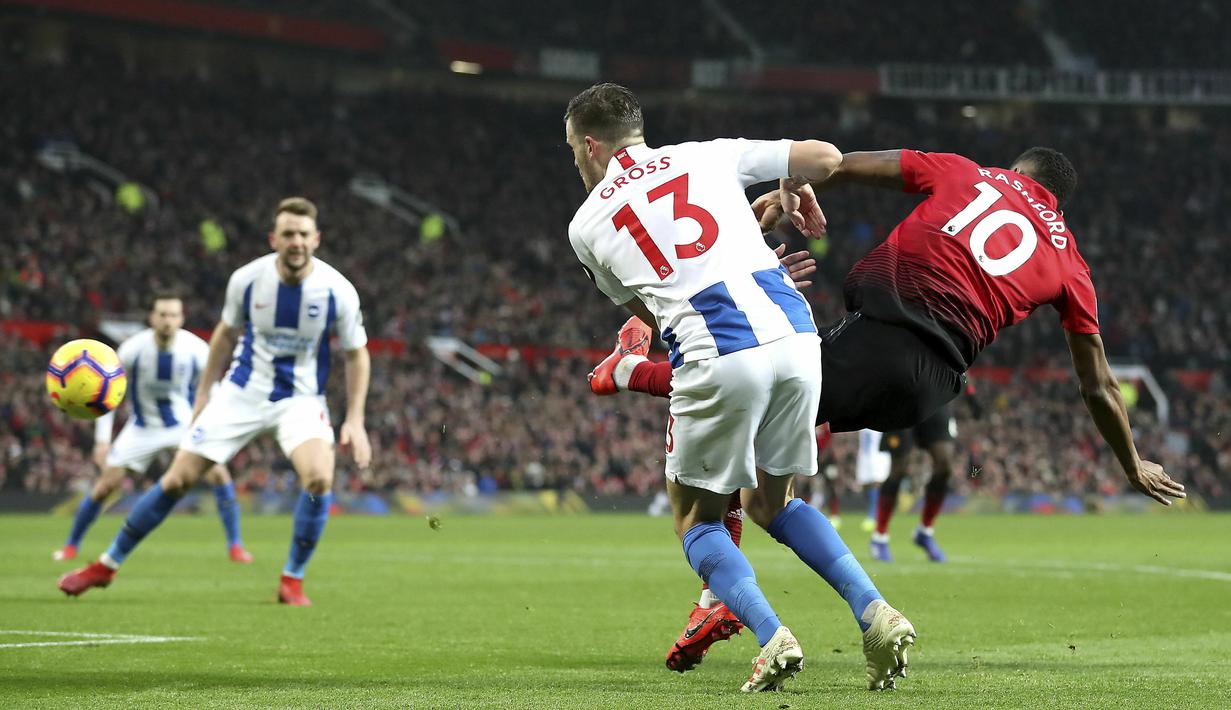 Striker Manchester United, Marcus Rashford, mencetak gol ke gawang Brighton and Hove Albion pada laga Premier League di Stadion Old Trafford, Sabtu (19/1). Manchester United menang 2-1 atas Brighton and Hove Albion. (AP/Martin Rickett)