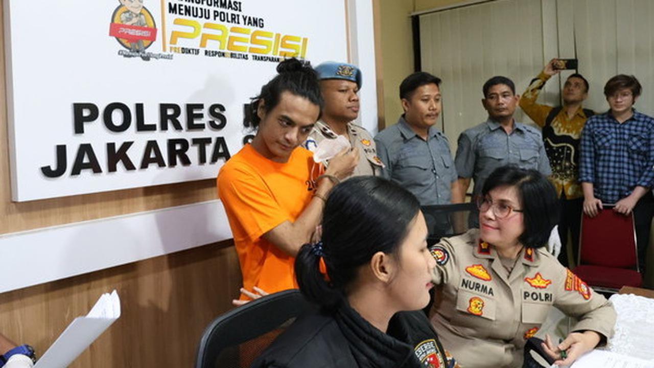 Senyum Vadel Badjideh Pakai Baju Oren Usai Jadi Tersangka Kasus Lolly Anak Nikita Mirzani