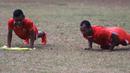 Ramdani Lestaluhu dan Leonard Tupamahu berlatih jelang turnamen Piala Jenderal Sudirman di Lapangan National Youth Training Center, Sawangan, Depok, Jawa Barat, Senin (2/11/2015). (Bola.com/Vitalis Yogi Trisna)