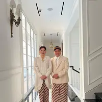 Elizabeth Tjandra, istri dari Erick Thohir, Menteri BUMN tampil sempurna dengan kebaya putih. Inspirasi penampilannya hadir dari era Boedi Oetomo, di mana gaya berbusana banyak dipengaruhi oleh gaya priyayi Jawa. [Foto: Instagram/erickthohir]