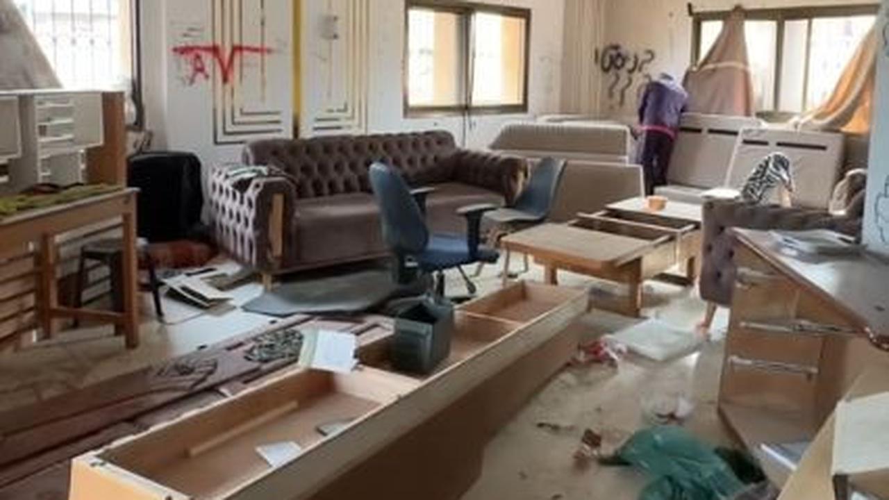 Bahkan, seluruh area rumah mewah tersebut tampak hancur berantakan.