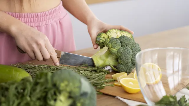 illustrasi mencuci sayuran