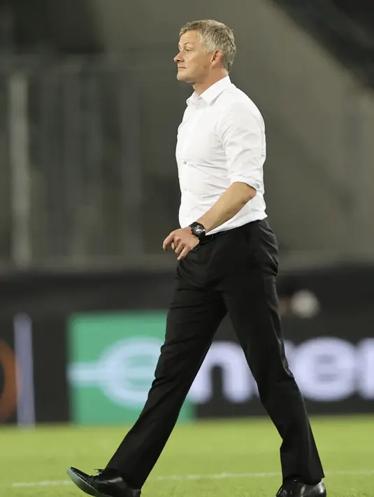 Pelatih Manchester United, Ole Gunnar Solskjaer berjalan usai pertandingan perempat final Liga Europa di RheinEnergieStadion, di Cologne, Jerman (10/8/2020). MU lolos ke babak semifinal Liga Europa usai menang 1-0. (Wolfgang Rattay/Pool via AP)