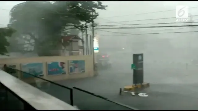 Hujan dan angin kencang melanda Kota Semarang selain membuat sejumlah pohon roboh, angin kencang merusak atap sebuah hotel.
