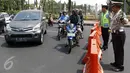 Pengguna jalan mempertanyakan penutupan jalan yang dilakukan petugas polisi di Jalan Medan Merdeka menuju Istana Negara, Jakarta, Jumat (30/10). Penutupan dilakukan akibat demo ribuan buruh yang menolak PP Pengupahan di Istana. (Liputan6.com/Yoppy Renato)