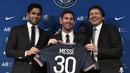 Lionel Messi. Akibat negosiasi kontrak yang rumit karena tersandung aturan gaji di Barcelona, La Pulga harus pergi meninggalkan klub yang telah dibelanya hampir 17 tahun. Ia dikontrak PSG selama 2 tahun dengan opsi perpanjangan 1 tahun pada 10 Agustus 2021 lalu. (Foto: AFP/Stephane De Sakutin)
