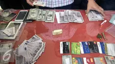 Petugas Polrestabes Semarang melakukan gelar peredaran uang palsu mata uang dolar Amerika dan Euro di Mapolrestabes Semarang , Minggu (3/7). Jumlah uang palsu bila di rupiahkan berjumlah kurang lebih 500 miliar.(Gholib)