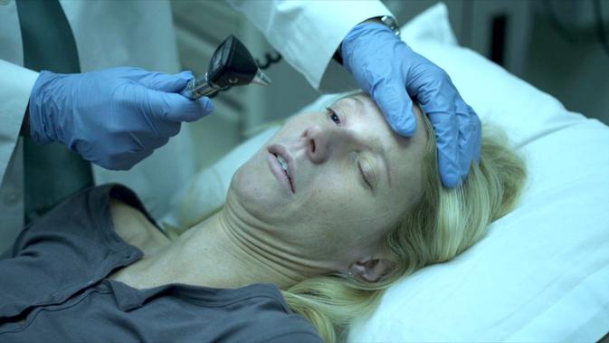 Beth Emhoff (Gwyneth Paltrow), korban pertama dari virus di film Contagion. (Foto: IMDb/ Warner Bros.)
