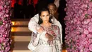 Kanye West memeluk Kim Kardashian pada Met Gala 2016. (REX/Shutterstock/HollywoodLife)