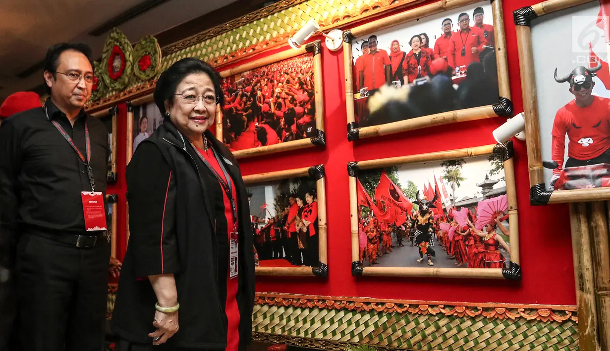 Ketua Umum PDI Perjuangan Megawati Soekarnoputri melihat pameran foto di lobi Inna Grand Bali Beach Hotel, Denpasar, Jumat (9/8/2019). Pameran foto bertema 'Kepemimpinan dan Kerakyatan Bersama PDI Perjuangan' menampilkan 25 foto terbaik karya perwarta foto. (Liputan6.com/Johan Tallo)