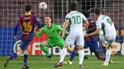 Striker Elche, Lucas Boye (kanan) melepaskan tendangan yang siap diantisipasi kiper Barcelona, Marc-Andre ter Stegen (tengah) dalam laga lanjutan Liga Spanyol 2020/21 pekan ke-24 di Camp Nou Stadium, Barcelona, Rabu (24/2/2021). Elche kalah 0-3 dari Barcelona. (AFP/Lluis Gene)