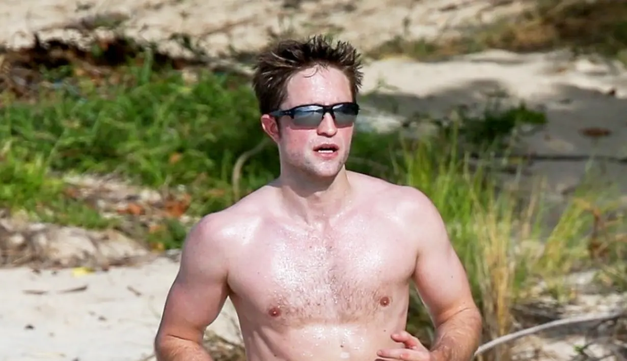 Robert Pattinson sepertinya nggak mau kehilangan bentuk tubuhnya dengan otot perut yang seksi banget. (Backgrid/US Magazine)