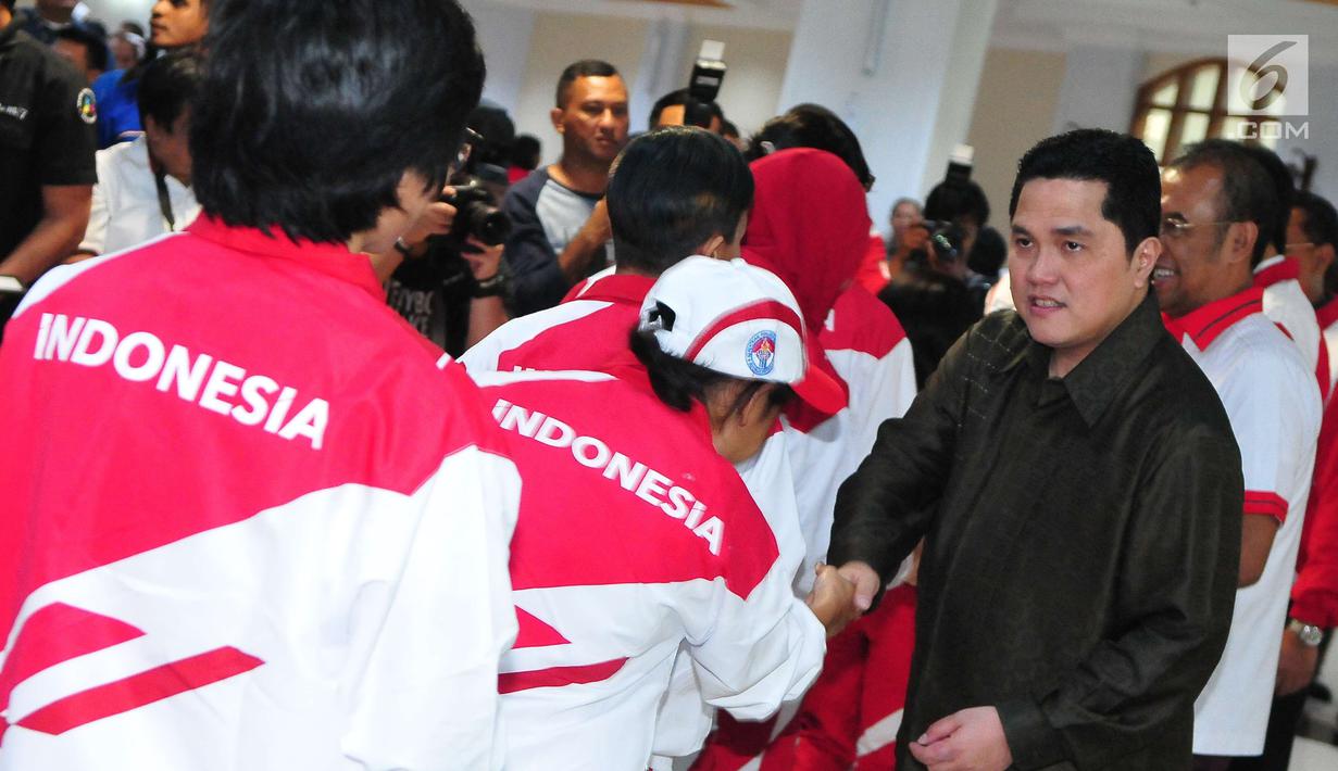 Ketua KOI, Erick Thohir bersalaman saat mengukuhkan kontingen Indonesia untuk SEA Games 2017 di Auditorium Wisma Menpora, Jakarta, Rabu (8/2). SEA Games 2017 Kuala Lumpur yang akan digelar 19-31 Agustus. (Liputan6.com/Helmi Afandi)