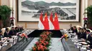 Rombongan Presiden Joko Widodo diterima oleh Presiden Tiongkok Xi Jin-ping di Hangzhou, Tiongkok, Jumat (2/9). Kunjungan Jokowi untuk menghadiri KTT G20. (REUTERS / Minoru Iwasaki)