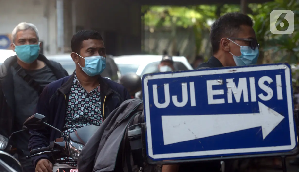 Warga antre untuk melakukan uji emisi kendaraan bermotor secara gratis di Bengkel Dinas Lingkungan Hidup DKI Jakarta, Kamis (4/11/2021). Uji emisi digelar untuk kendaraan bermotor berusia di bawah tiga tahun guna mengurangi pencemaran udara khususnya di DKI Jakarta. (merdeka.com/Imam Buhori)