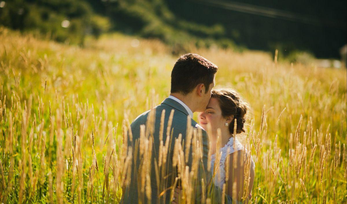39. "Aku menghargai Tuhan karena membawa kamu ke dalam hidupku. Happy anniversary, Sayang! I love you!"