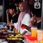 Makanan dan minuman yang dijual seperti aneka gorengan, kolak, aneka minuman manis. (Liputan6.com/Herman Zakharia)