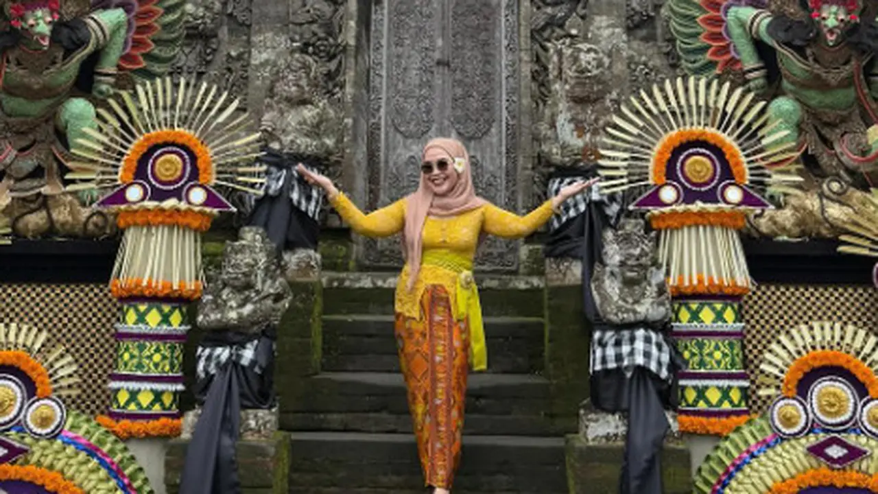 Gaya Umi Kalsum Ibunda Ayu Ting Ting saat Liburan di Bali