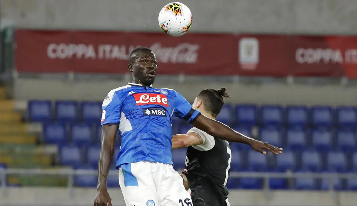 3. Kalidou Koulibaly (Napoli) - Penampilan apik di lini pertahanan Napoli membuat pemain bernomor punggung 26 ini menjadi incaran klub besar Eropa. Meski berlabel bek kelas dunia ternayata Napoli menebus Koulibaly dari KRC Genk dengan harga 7,75 juta euro. (AP/Andrew Medichini)