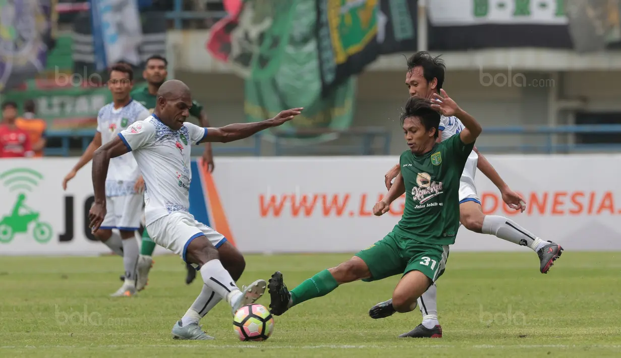Pemain Persebaya, Kurniawan Karman (kanan) berebut bola dengan pemain PSPS Riau, Viktor Pae pada laga 8 Besar Liga 2 Grup Y di Stadion GBLA, Bandung, Sabtu (18/11/2017). Persebaya Menang 1-0. (Bola.com/Nicklas Hanoatubun)