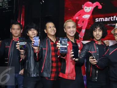 Grup Band Nidji saat memperkenalkan ponsel terbaru dari Smartfren Andromax E2 dan R2 di X2 Plaza Senayan, Jakarta, (19/2). Band Nidji ikut meramaikan acara peluncuran Andromax E2 dan R2. (Liputan6.com/Herman Zakharia)