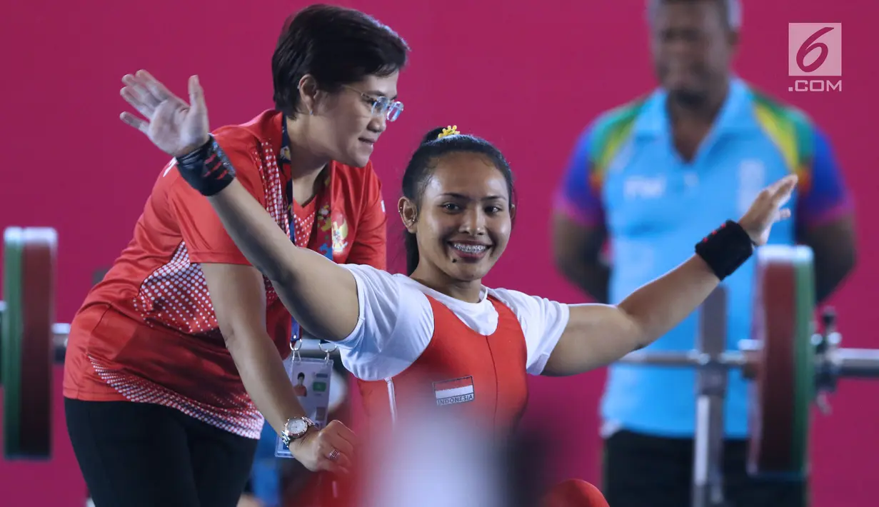 Atlet Para Powerlifting Indonesia, Ni Nengah Widiasih usai melakukan angkatan pada Asian Para Games 2018 di Jakarta, Minggu (7/10). Ni Nengah berhasil menyumbang perak perdana untuk Indonesia di Asian Para Games 2018. (Liputan6.com/Helmi Fithriansyah)