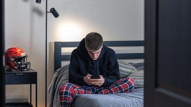 Ilustrasi minta izin tidak masuk kerja lewat WA