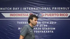 Pelatih Timnas Indonesia, Luis Milla, menghadiri jumpa pers jelang laga uji coba melawan Puerto Rico di Hotel Alana, Sleman, Senin (12/6/2017). (Bola.com/Vitalis Yogi Trisna)