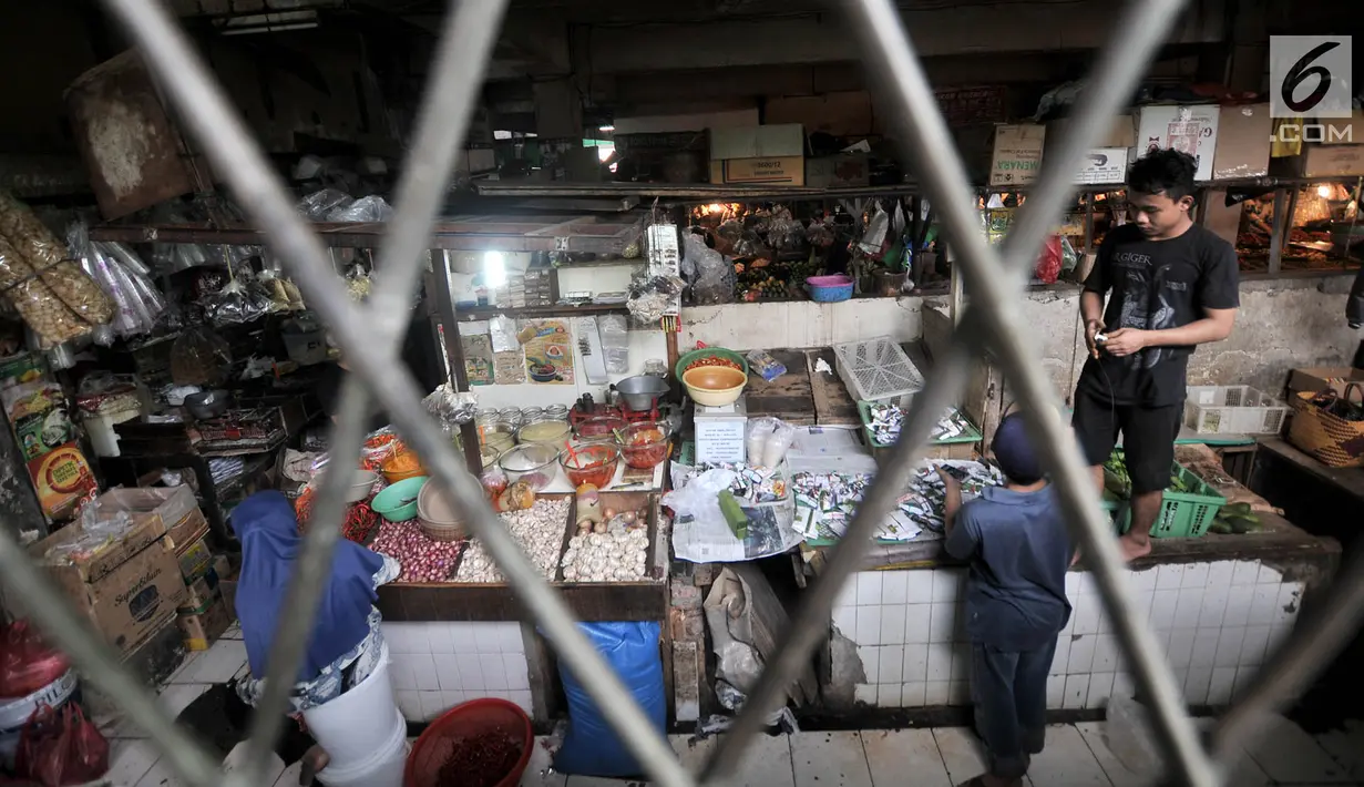 Aktivitas pedagang saat berjualan di Pasar Rawamangun, Jakarta, Senin (5/11). Pemprov DKI melalui Perusahaan Umum Daerah (Perumda) Pasar Jaya akan merevitalisasi sebanyak 21 pasar tradisional yang ada di Jakarta. (Merdeka.com/Iqbal S. Nugroho)