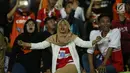 Suporter bernyanyi usai menyaksikan laga persahabatan antara Persija melawan RCD Espanyol di Stadion Patriot Candrabhaga, Bekasi, Rabu (19/7). Persija kalah telak dari RCD Espanyol 0-7. (Liputan6.com/Helmi Fithriansyah) 
