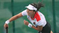 Petenis tunggal putri Indonesia, Aldila Sutjiadi saat tampil menghadapi Thailand pada laga final nomor beregu putri cabor tenis SEA Games 2023 di Morodok Techo Stadium, Phnom Penh, Kamboja, Selasa (9/5/2023). (Bola.com/Abdul Aziz)