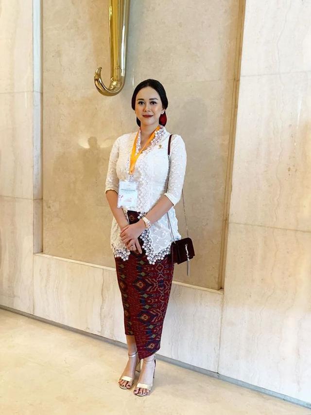 Potret Cantik Aura Kasih Memakai Kabaya saat Bertemu Jokowi