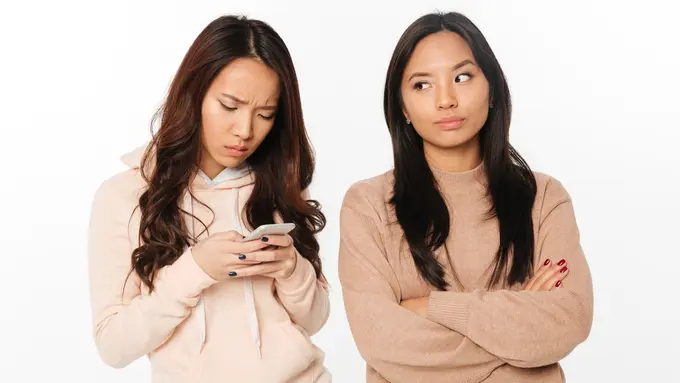 Hati-Hati, Ini 5 Tanda Kamu Dikelilingi Fake Friends yang Pandai Bersandiwara - Cover