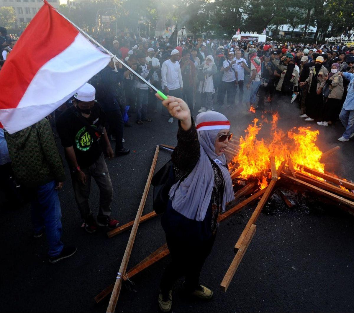 Pada pukul 17.15 sore hari, massa juga sempat berusaha menuju Istana Negara dengan melakukan aksi longmarch melalui jalan memutar, namun usaha mereka gagal karena mendapat adangan dari aparat kepolisian anti huru-hara yang sudah bersiaga di lokasi.&nbsp;Foto: