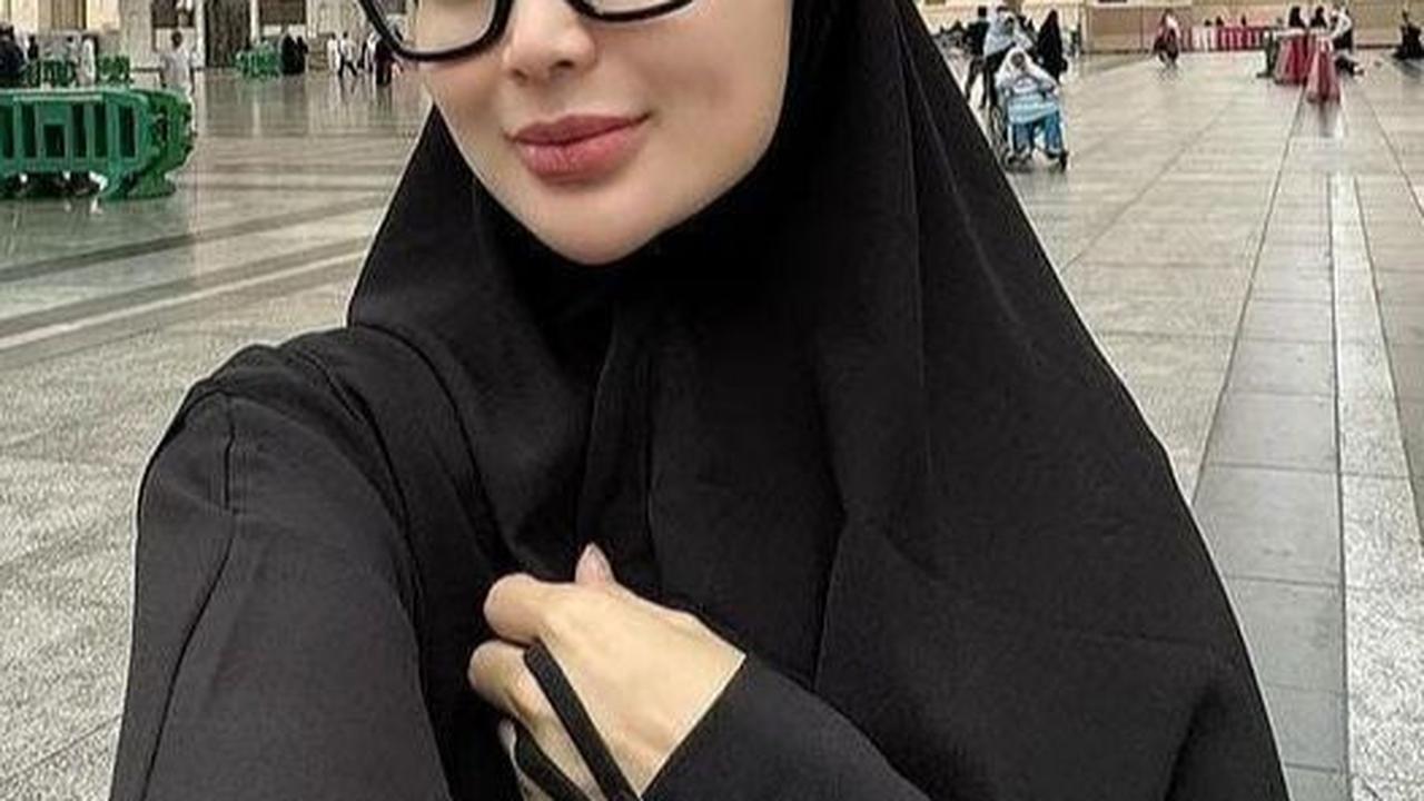 Cantik Berhijab dan Bikin Pangling, Potret Wika Salim Jalani Ibadah Umrah di Bulan Suci Ramadan