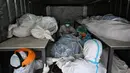 Pekerja memindahkan jenazah korban Covid-19 dari wadah (kontainer) berpendingin ke peti mati di luar kamar mayat Rumah Sakit Thammasat, utara Bangkok, Rabu (4/8/2021). Jenazah Covid-19 yang tidak tertampung, terpaksa disimpan di wadah bersuhu dingin dalam sebuah kontainer. (Lillian SUWANRUMPHA/AFP)