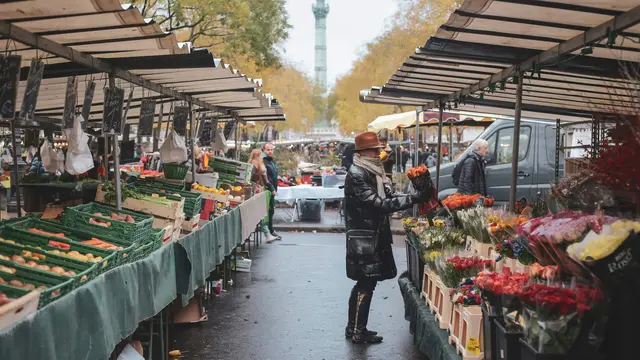 Ilustrasi bangunan bersejarah yang merepresentasikan perjalanan panjang pasar kuliner Paris sejak 1615.