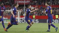 Para pemain Barcelona merayakan gol Lionel Messi (kanan) saat melawan tuan rumah Sevilla pada laga La Liga Santander di Sanchez Pizjuan stadium, (31/3/2018). Barcelona bermain imbang 2-2 dengan Sevilla. (AP/Miguel Morenatti)