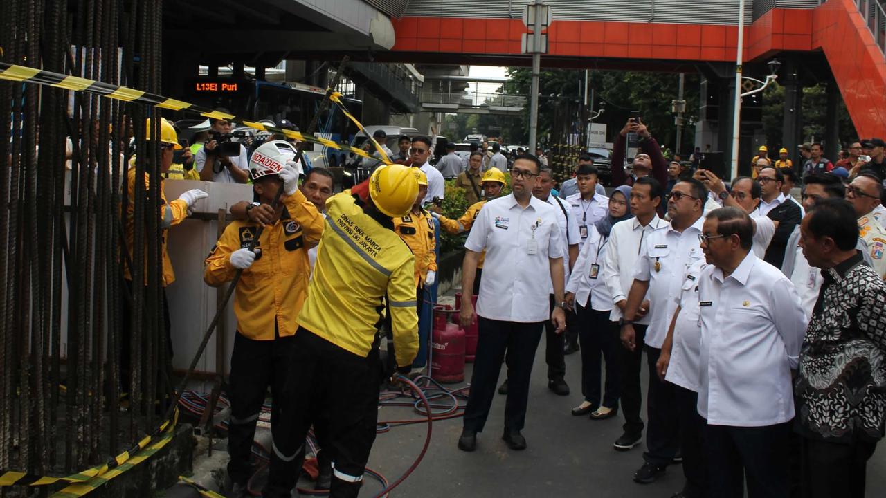 FOTO: Pemprov DKI Mulai Bongkar Tiang Monorel Mangkrak di Jalan HR Rasuna Said