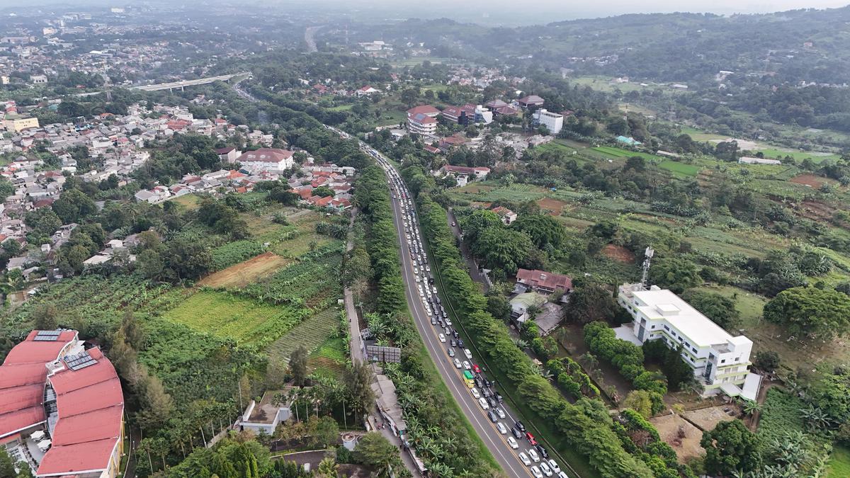 Libur Panjang Akhir Pekan, Begini Potret Antrean Kendaraan yang Menuju Kawasan Puncak Bogor