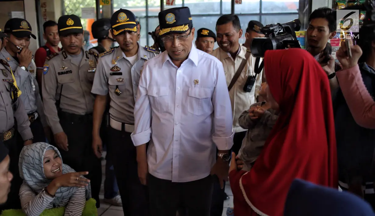 Menhub Budi Karya Sumadi (tengah) berbincang dengan penumpang saat meninjau kesiapan arus balik Lebaran di Terminal Kampung Rambutan, Jakarta, Selasa (19/6). (Liputan6.com/Faizal Fanani)