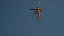 Helikopter Apache Israel menembakkan suar di Jalur Gaza, Jumat (1/12/2023). Israel kembali membombardir Jalur Gaza, disusul serangan roket dari arah Jalur Gaza. (AP Photo/Ariel Schalit)