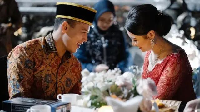 Potret lamaran Angela Adinda Nurrina dan Hafiz Prasetia Akbar (Sumber: Instagram/hafizzyakbar dan Instagram/angelaperkasa)