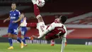 Bek Arsenal, Gabriel melakukan tendangan salto saat bertanding melawan Leicester City pada pertandingan lanjutan Liga Inggris di Stadion Emirates di London, Inggris, Minggu (25/10/2020). Leicester City menang 1-0 atas Arsenal. (Catherine Ivill/Pool via AP)