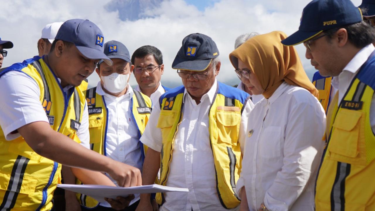 "Tapi aman dilalui, masih aman dilalui," kata Basuki.